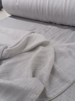 "Geniş mutfak camlarında tavandan yere kadar uzanan, odayı daha yüksek ve sofistike gösteren sık pileli gri örme tül perde tasarımı."