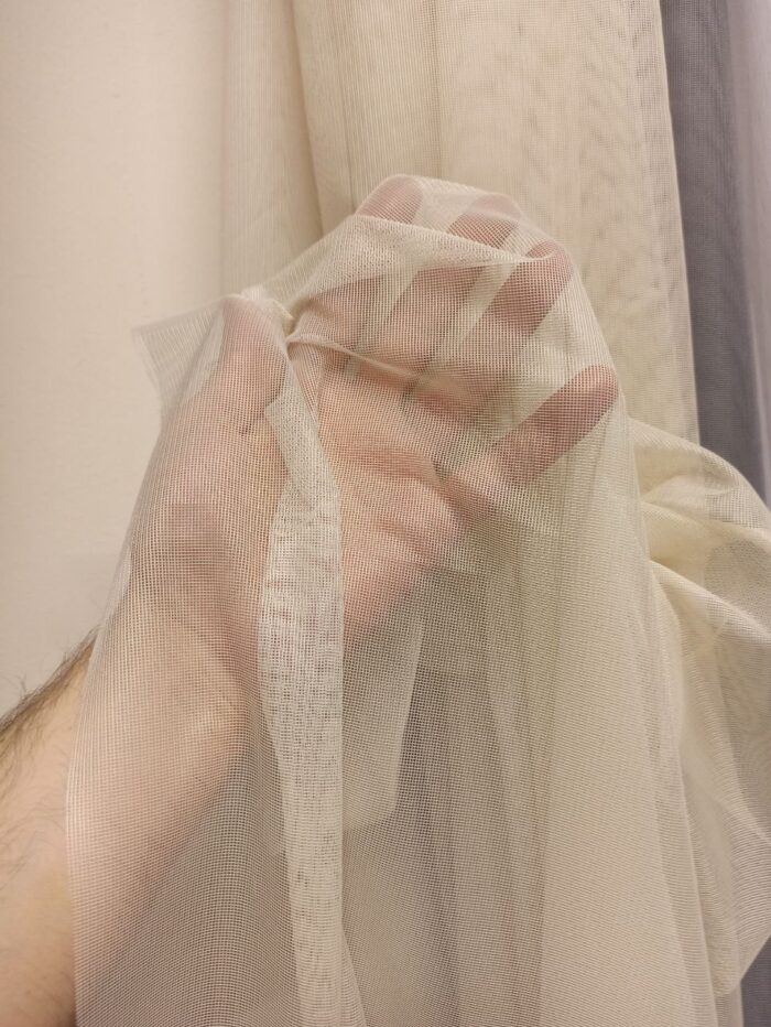 "Esento bej düz mutfak tül perdesinin ipeksi dokusu arasından süzülen güneş ışığının, mutfakta yarattığı sıcak, doğal ve huzurlu aydınlık."