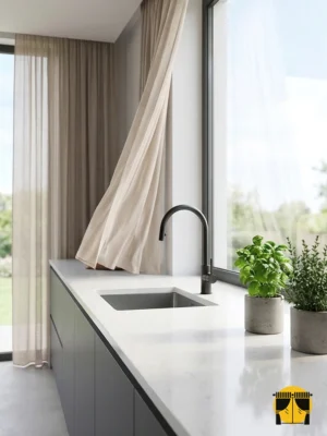 "Karmaşık mikro dokuma (grift) teknolojisiyle üretilmiş, bal köpüğü tonundaki kalın ve parlak mutfak tül perdesi dokusu yakın plan çekimi."