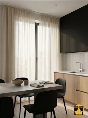 "Mutfak pencerelerinde mahremiyeti artıran sık dokulu hasır yapısı ve gün ışığını asilce süzme özelliğiyle modern krem tül perde görseli."