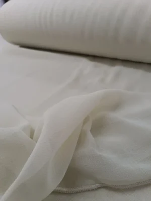 "Geniş balkon kapısı olan mutfaklarda tavandan yere kadar uzanan, odayı daha ferah gösteren hasır detaylı keten tül perde tasarımı."