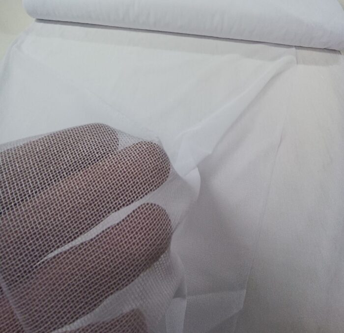 "Gün ışığını mutfağa en yüksek verimle alan, odayı olduğundan geniş gösteren kar beyazı ince tül perde uygulaması."