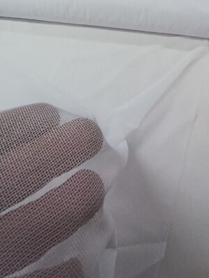 "Kırışmaya dayanıklı ve kolay kuruyan yapısıyla mutfaklar için pratik, ütü istemeyen premium Noim tül perde detayı."