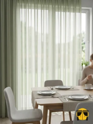 Doku Detayı: "Düz dokuma teknolojisiyle üretilmiş pastel yeşil tonundaki pürüzsüz yüzeyi ve ipeksi lif yapısını sergileyen yakın plan çekimi; mutfaklar için leke gizleyen tül perde."