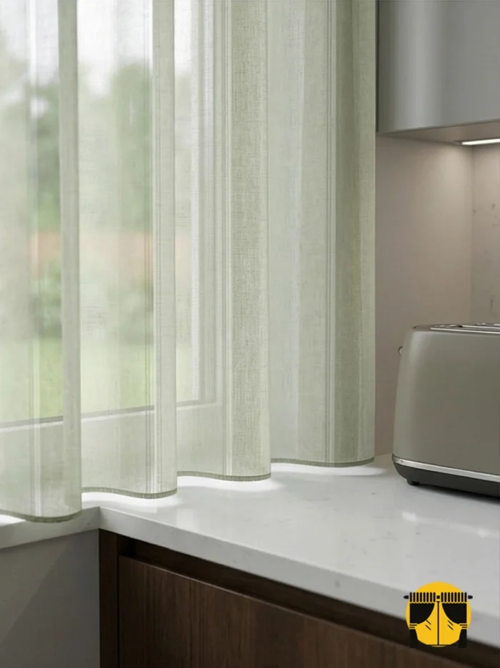 Mutfak Tasarımı: "Beyaz mutfak dolapları ve ahşap detaylarla dekore edilmiş modern bir mutfakta, pencerelere tazelik ve derinlik katan Ulya yeşil tül perde tasarımı."