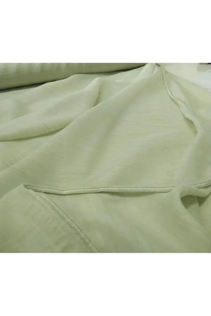 Kontrast ve Stil: "Gri ankastre setler önünde canlı bir enerji oluşturan, dökümlü yapısı ve pastel tonuyla mutfağa 'İskandinav' şıklığı katan kaliteli yeşil tül perde sergisi."