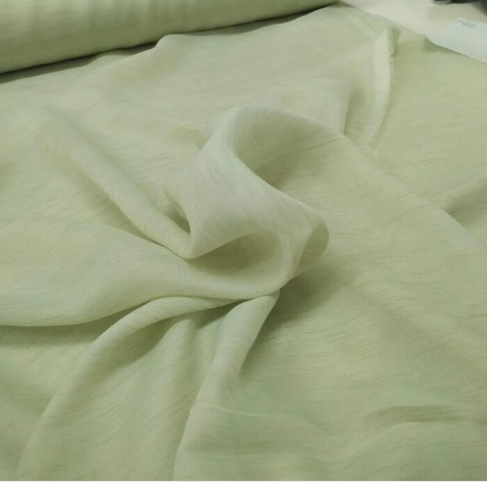 Duruş ve Estetik: "Ağır dökümü sayesinde rüzgarda formunu bozmayan, ütü gerektirmeyen ve modern bir zarafet sunan kaliteli yeşil mutfak perdesi detayı."