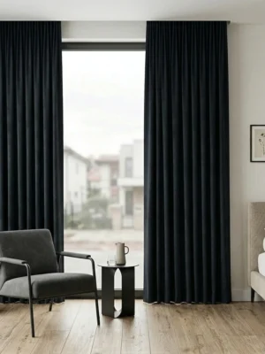 "Ninto siyah düz fon perdenin mat dokusu ve derin tonunun yatak odasında yarattığı sofistike, modern ve maskülen atmosfer."