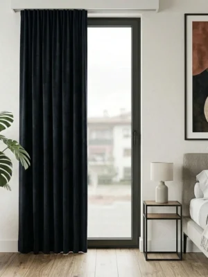 "Özel düz dokuma teknolojisiyle üretilmiş siyah fon perde kumaşının ışığı emen mat yüzeyini ve pürüzsüz yapısını sergileyen yakın plan."