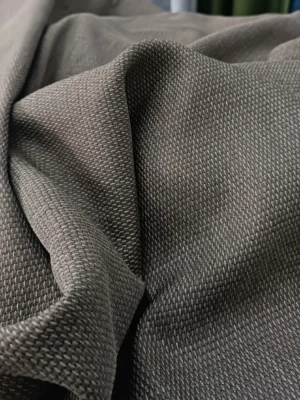 "Beyaz duvarlar önünde asil bir kontrast oluşturan, dökümlü yapısı ve toprak tonuyla her tarza uyum sağlayan lüks Santiago fon perde."