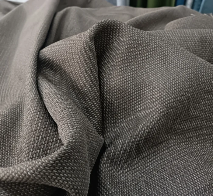 "Beyaz duvarlar önünde asil bir kontrast oluşturan, dökümlü yapısı ve toprak tonuyla her tarza uyum sağlayan lüks Santiago fon perde."