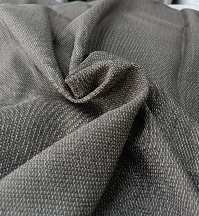 "Kırışmaya dayanıklı yapısı ve özel geometrik dokusuyla modern evler için ideal, ütü gerektirmeyen premium kahverengi fon perde detayı."