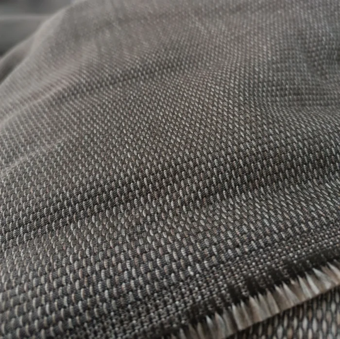 "Modern minimalist dekorasyon anlayışına uygun, mekana karakter ve derinlik kazandıran mat dokulu kahverengi Santiago perde görseli."