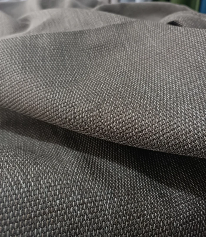 "Işığı yansıtmayan mat yüzeyi ve pürüzsüz dökümüyle pencerelerde lüks bir duruş sergileyen kaliteli kahverengi perde görseli."