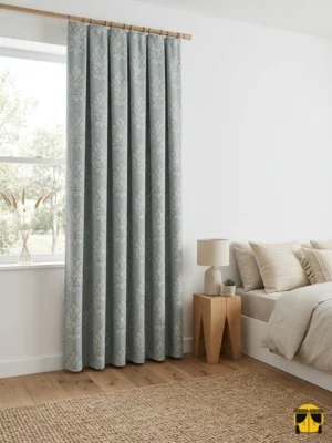 "Açık mavi ve yeşil tonlarındaki damask desenli fon perdenin yatak odasında yarattığı lüks, ferah ve klasik atmosfer."