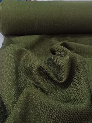 "Kırışmaya dayanıklı yapısı ve nefes alan kaliteli dokusuyla yatak odaları için ideal, ütü gerektirmeyen premium koyu yeşil fon perde detayı."