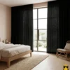 "Mat yüzeyi sayesinde ışığı yansıtmayan, dikey dökümüyle pencerelerde lüks bir duruş sergileyen kaliteli siyah keten perde görseli."