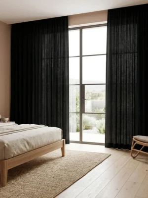 "Mat yüzeyi sayesinde ışığı yansıtmayan, dikey dökümüyle pencerelerde lüks bir duruş sergileyen kaliteli siyah keten perde görseli."
