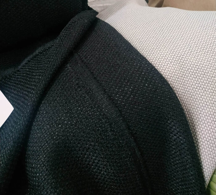 "Geniş balkon pencerelerinde tavandan yere kadar uzanan, odayı daha karizmatik gösteren sık pileli siyah gözenekli fon perde tasarımı."