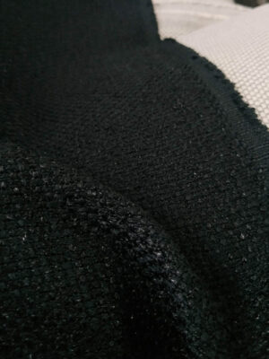 "Kırışmaya dayanıklı yapısı ve nefes alan kaliteli hasır dokusuyla yatak odaları için ideal, ütü gerektirmeyen premium siyah fon perde detayı."