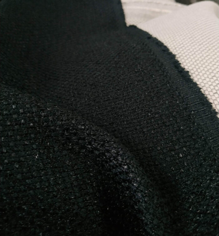 "Kırışmaya dayanıklı yapısı ve nefes alan kaliteli hasır dokusuyla yatak odaları için ideal, ütü gerektirmeyen premium siyah fon perde detayı."