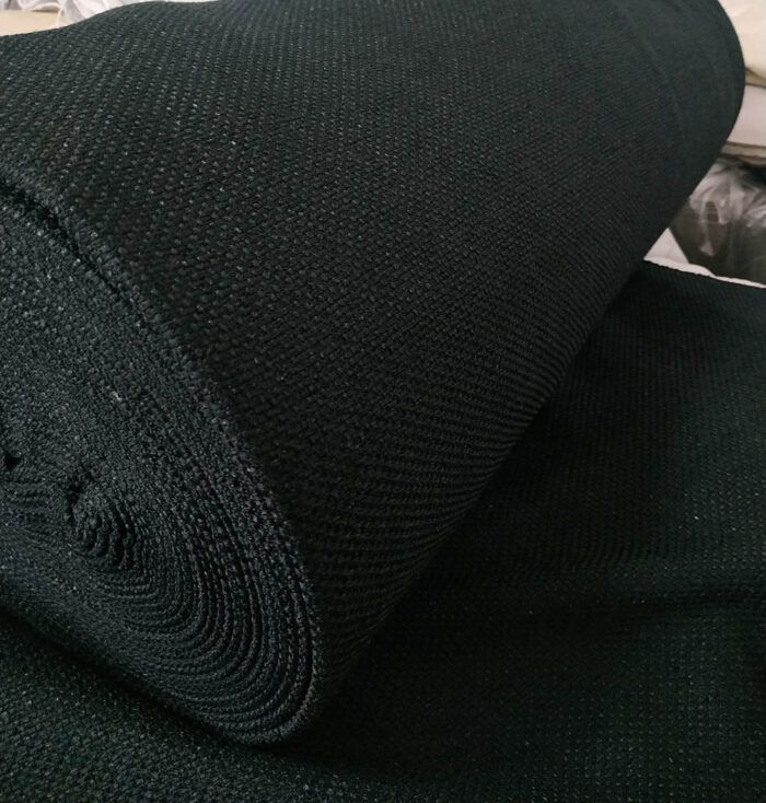 "Gümüş gri tüllerle kombinlenmiş, gözenekli yapısı sayesinde pencerelerde zengin bir duruş sergileyen dökümlü siyah fon perde uygulaması."