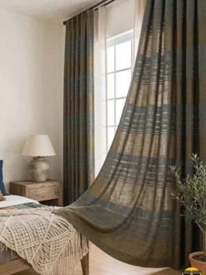 "Kahverengi zemin üzerine mavi şeritli fon perdenin yarattığı modern kontrastın yatak odasına kattığı sofistike ve huzurlu atmosfer."