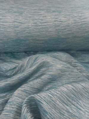 "Lante açık mavi jakar fon perdenin kendinden desenli dokusu ve huzur veren tonunun yatak odasında yarattığı lüks ve ferah atmosfer."