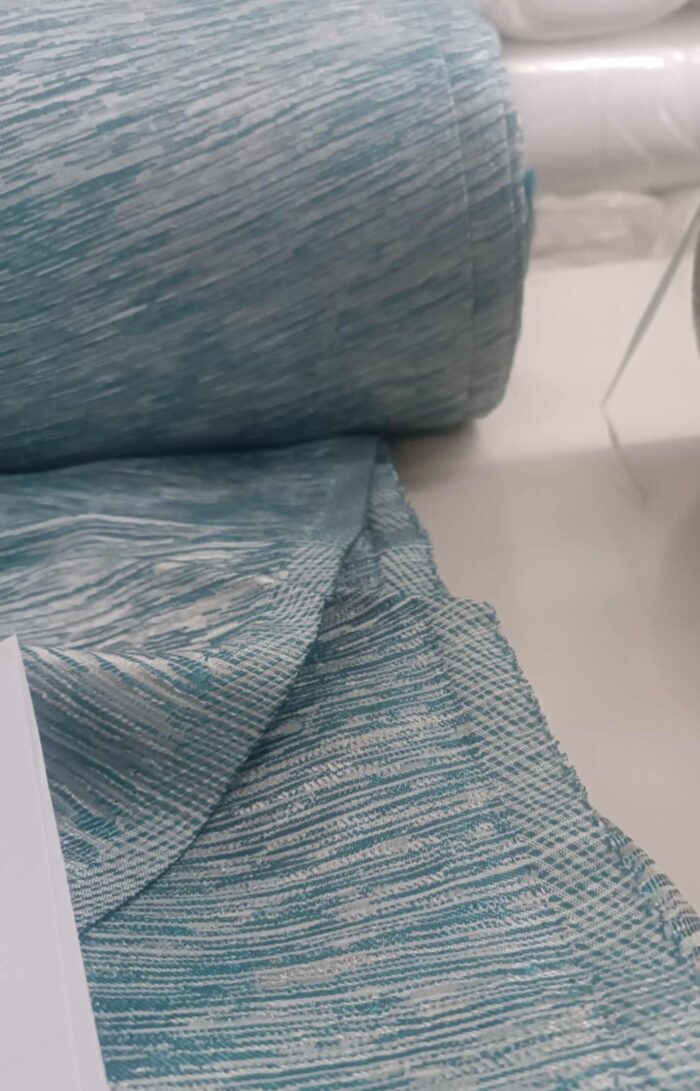 "Beyaz mobilyalar ve gümüş detaylarla dekore edilmiş modern bir yatak odasında, pencerelere asalet katan Lante açık mavi fon perde."