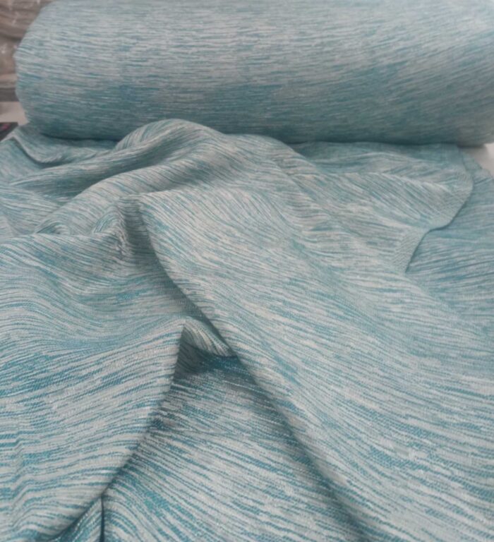 "Ekru keten tüllerle kombinlenmiş, ağır dökümü sayesinde pencerelerde saray şıklığı sergileyen dökümlü jakar mavi perde uygulaması."