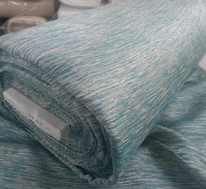 "Kırışmaya dayanıklı yapısı ve lüks jakar dokusuyla yatak odaları için ideal, ütü gerektirmeyen premium açık mavi fon perde detayı."