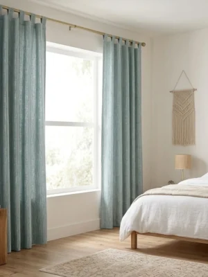 "Geniş balkon pencerelerinde tavandan yere kadar uzanan, odayı daha huzurlu gösteren sık pileli jakarlı mavi fon perde tasarımı."