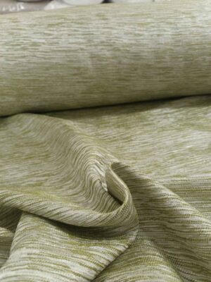 "Beyaz mobilyalar ve ahşap detaylarla dekore edilmiş modern bir yatak odasında, pencerelere asalet katan Lante açık yeşil fon perde."