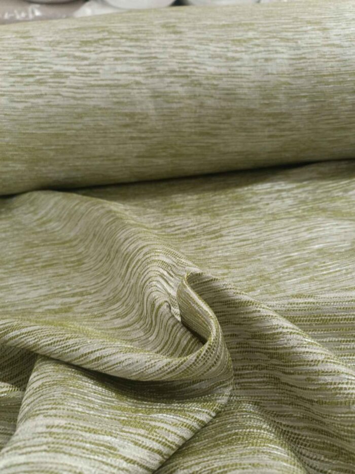 "Beyaz mobilyalar ve ahşap detaylarla dekore edilmiş modern bir yatak odasında, pencerelere asalet katan Lante açık yeşil fon perde."