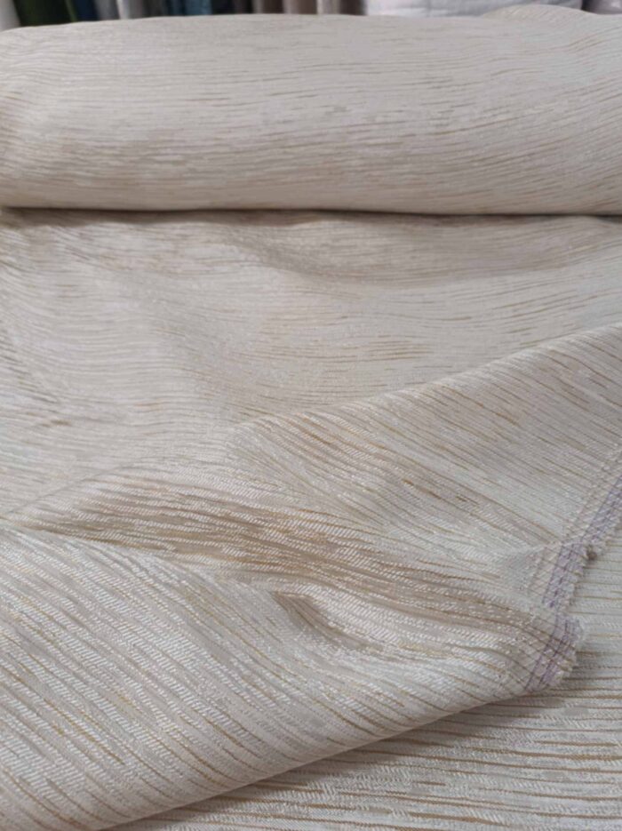 "Vizon mobilyalar ve altın detaylarla dekore edilmiş modern bir yatak odasında, pencerelere asalet katan Lante bej fon perde tasarımı."