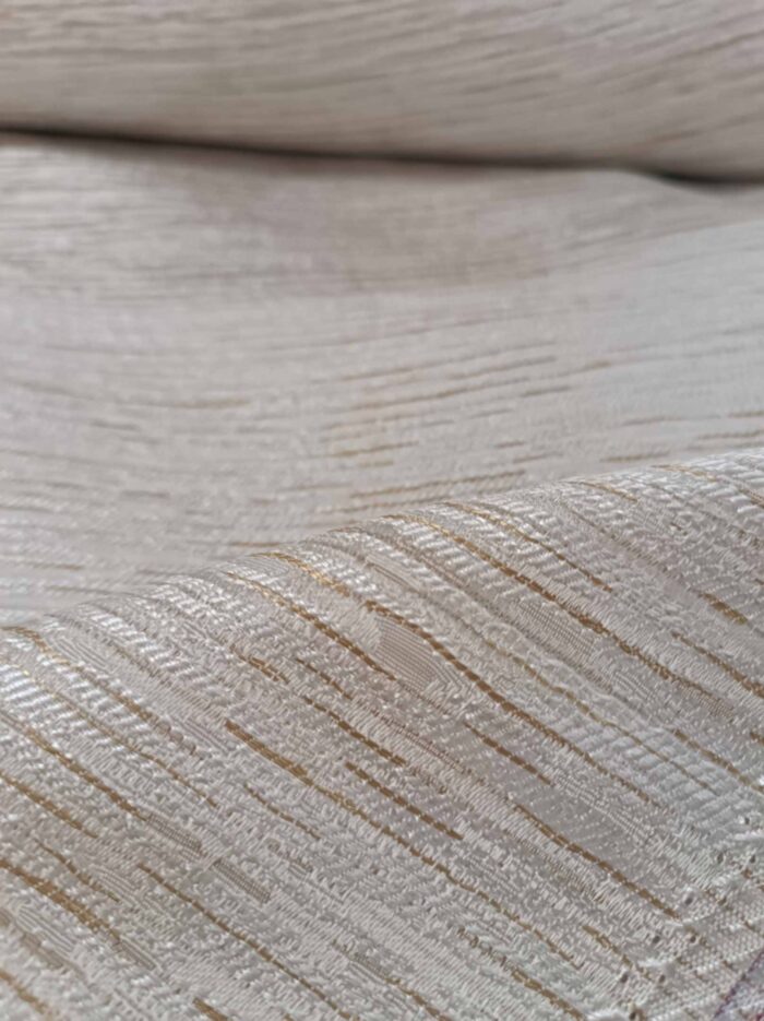 "Ekru keten tüllerle kombinlenmiş, ağır dökümü sayesinde pencerelerde saray şıklığı sergileyen dökümlü bej jakar perde uygulaması."