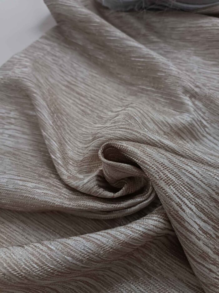 "Kırışmaya dayanıklı yapısı ve lüks jakar dokusuyla yatak odaları için ideal, ütü gerektirmeyen premium koyu bej fon perde detayı."