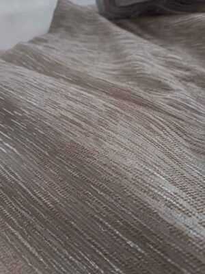 "Geniş balkon pencerelerinde tavandan yere kadar uzanan, odayı daha huzurlu gösteren sık pileli jakarlı koyu bej fon perde tasarımı."