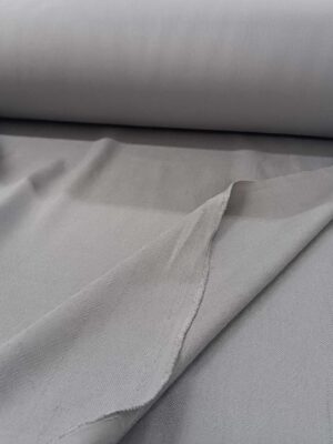 "Likya gümüş gri keten fon perdenin lifli dokusu ve metalik tonunun yatak odasında yarattığı modern, ferah ve huzurlu atmosfer."