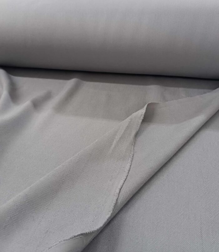 "Likya gümüş gri keten fon perdenin lifli dokusu ve metalik tonunun yatak odasında yarattığı modern, ferah ve huzurlu atmosfer."