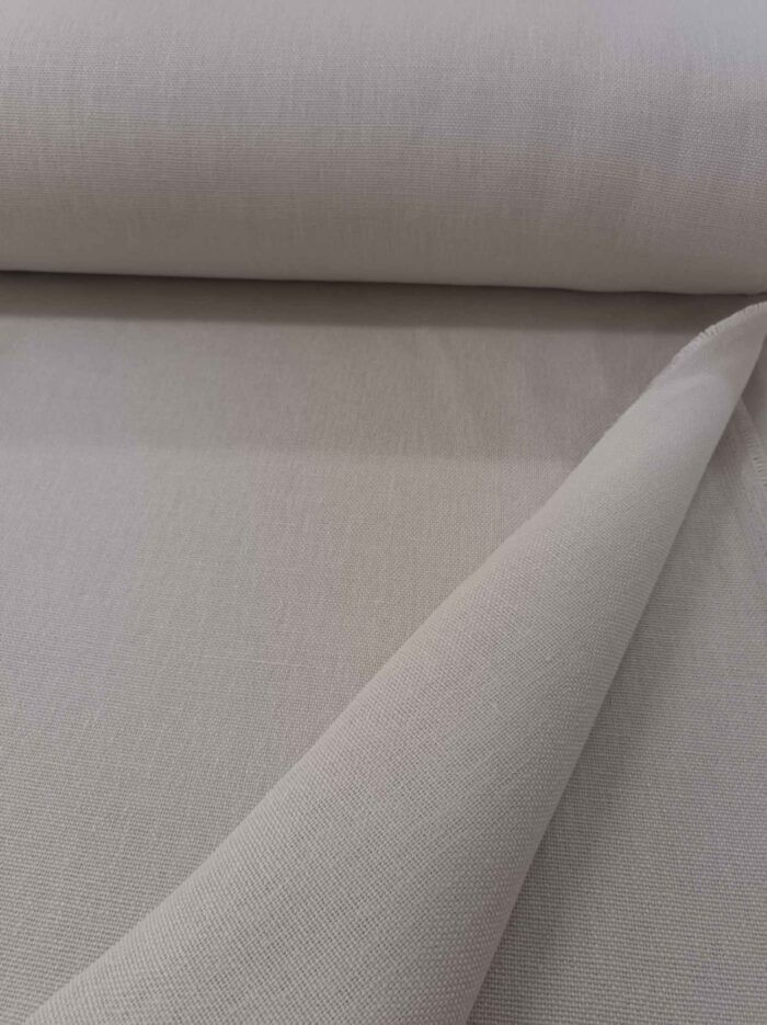 "Ekru keten tüllerle kombinlenmiş, ağır dökümü sayesinde pencerelerde zengin ve doğal bir duruş sergileyen koyu krem fon perde uygulaması."