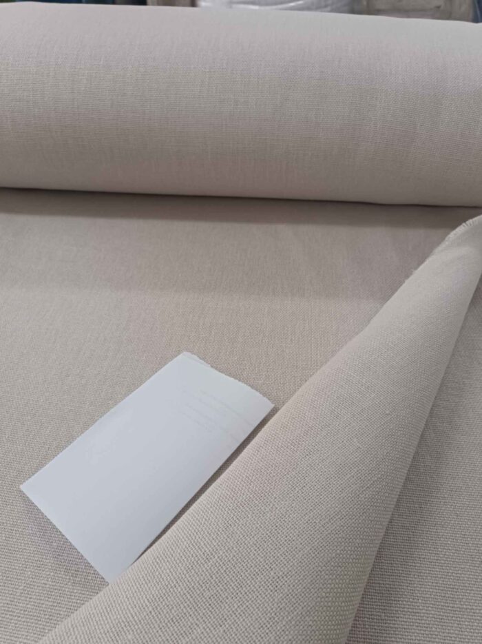 "Kırışmaya dayanıklı yapısı ve nefes alan kaliteli keten dokusuyla yatak odaları için ideal, ütü gerektirmeyen premium koyu krem fon perde detayı."