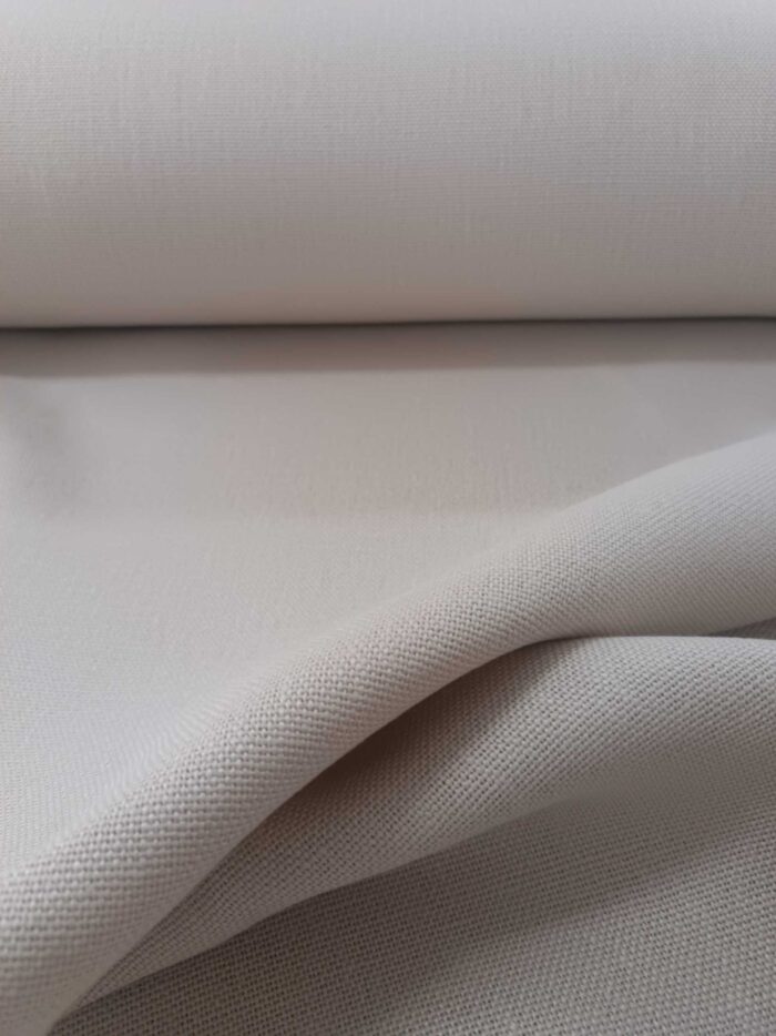 "Modern minimalist dekorasyon anlayışına uygun, gün ışığını yumuşakça filtreleyerek odayı ferah gösteren kaliteli bej krem perde görseli."