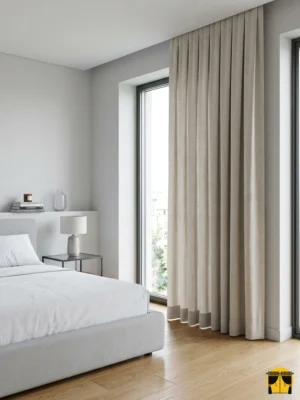 "Line koyu krem keten fon perdenin dikey lifli dokusu ve sıcak tonunun yatak odasında yarattığı modern, huzurlu ve ferah atmosfer."