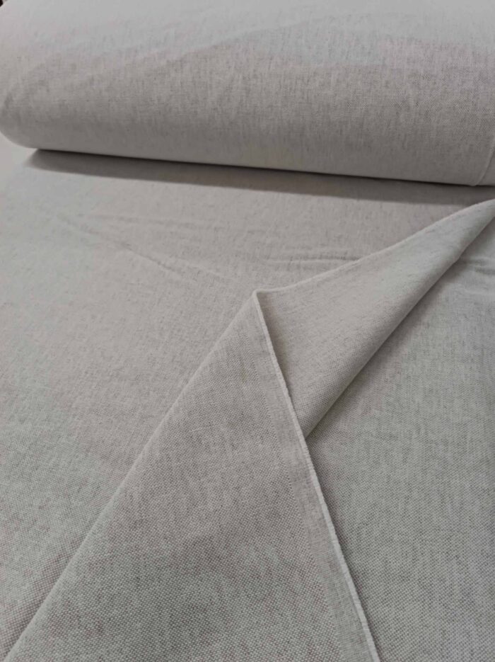 "Beyaz nevresim takımları ile kombinlenmiş, ağır dökümü sayesinde pencerelerde zengin bir duruş sergileyen dökümlü krem fon perde uygulaması."