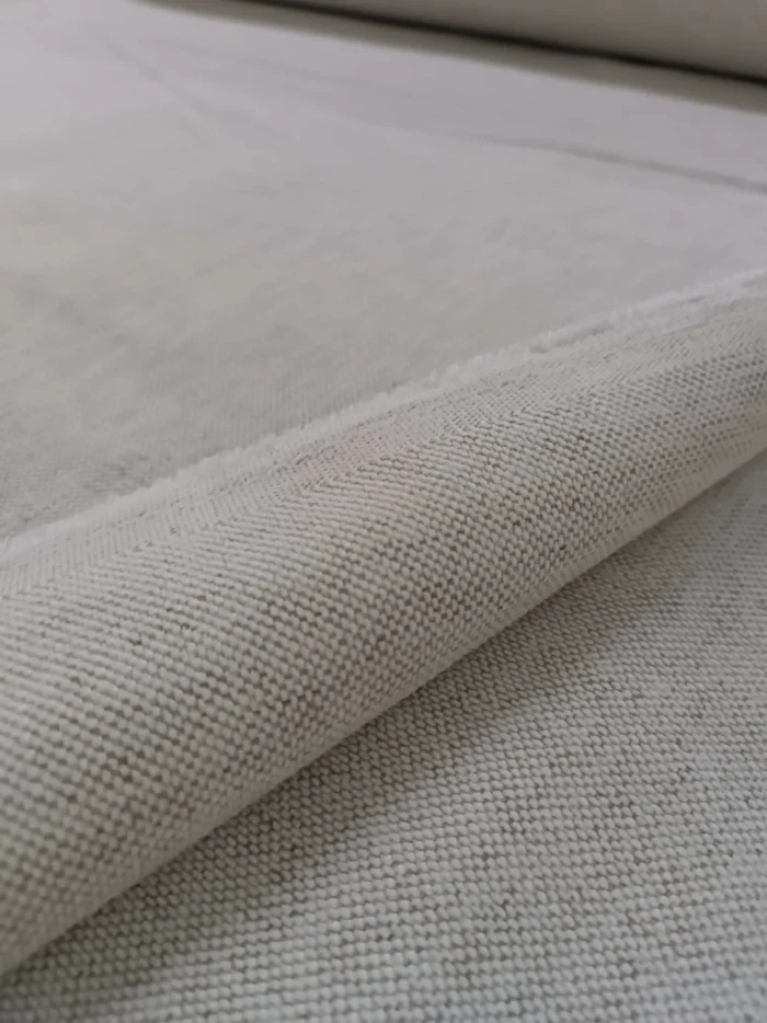 "Modern minimalist dekorasyon anlayışına uygun, gün ışığını yumuşakça filtreleyerek odayı geniş gösteren kaliteli bej krem perde görseli."