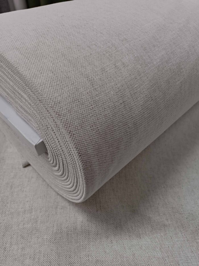 "Geniş balkon pencerelerinde tavandan yere kadar uzanan, odayı daha yüksek ve ferah gösteren sık pileli keten fon perde tasarımı."