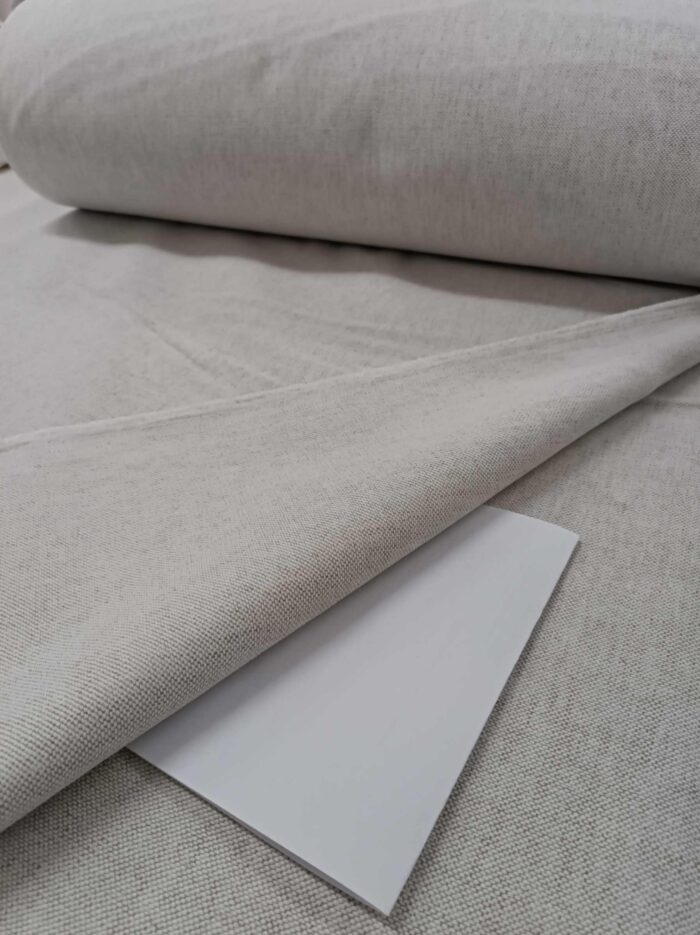 "Mat yüzeyi sayesinde ışığı yansıtmayan, dikey dökümüyle pencerelerde lüks bir duruş sergileyen kaliteli keten perde görseli."