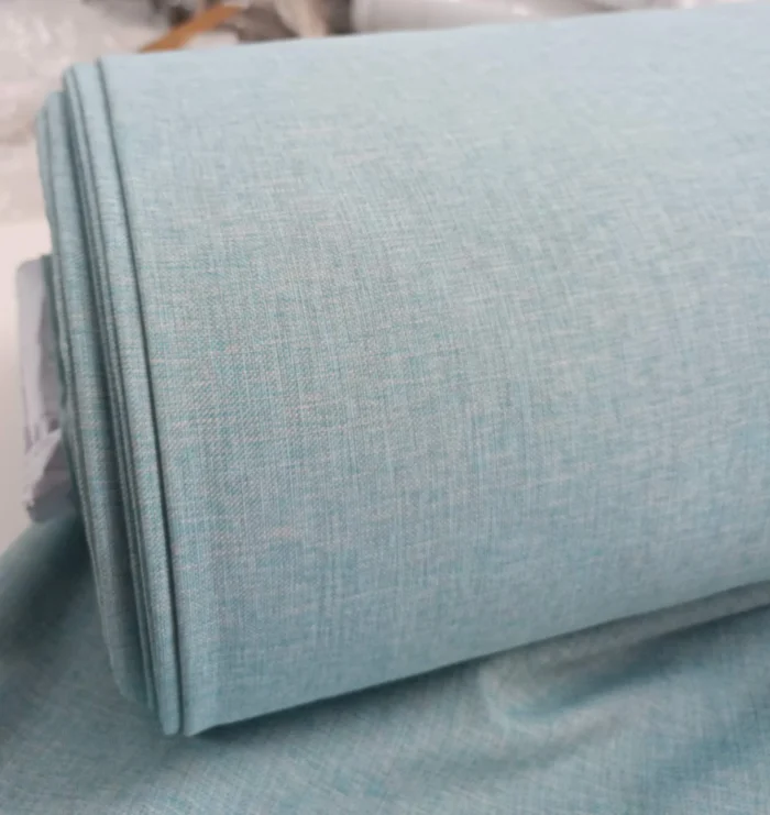 "Geniş balkon pencerelerinde tavandan yere kadar uzanan, odayı daha yüksek ve ferah gösteren sık pileli mint yeşili fon perde tasarımı."