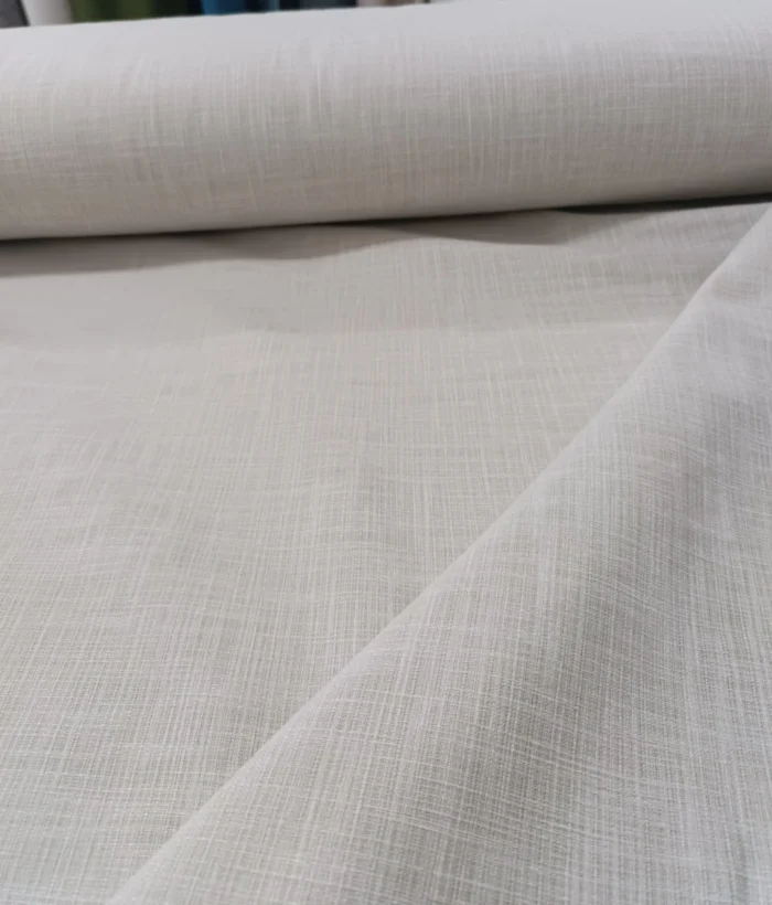 "Ahşap mobilyalar ve ekru tüllerle dekore edilmiş modern bir yatak odasında, pencerelere asalet katan Myra krem keten perde."